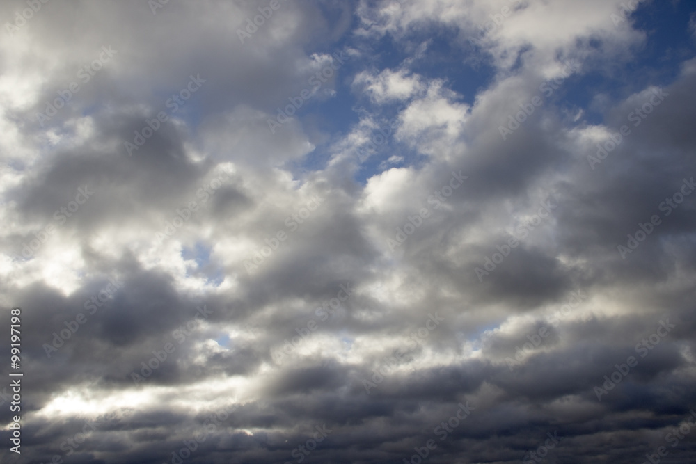 Низкие кучевые облака на фоне  неба окрашенного в синеву.