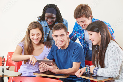 Lächelnde Schüler mit Tablet Computer