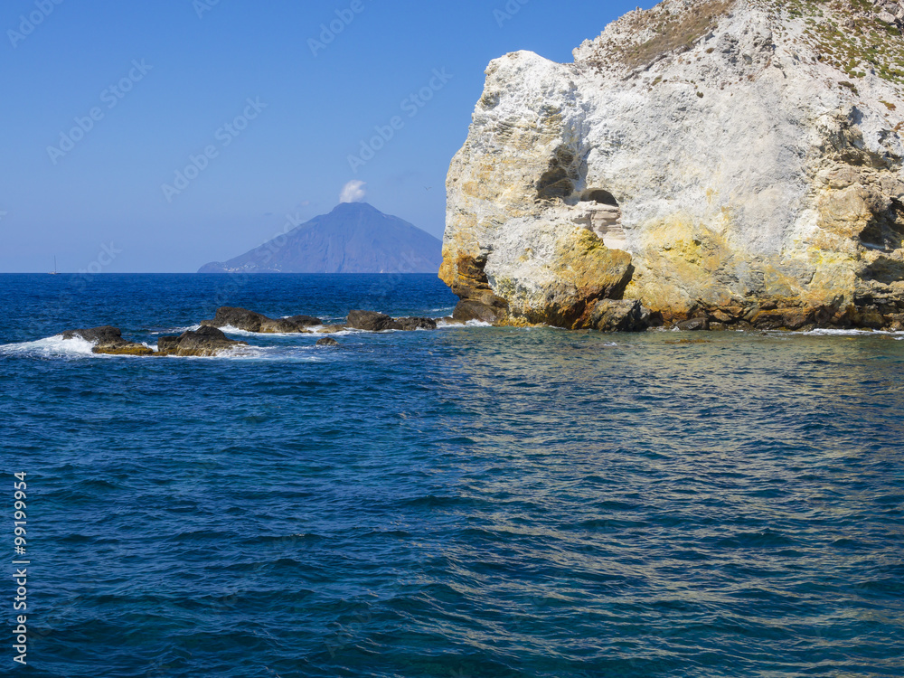 Isola Bottaro, vulkanische Insel, Tyrrhenisches Meer, hinten der dem ausbrechenden Stromboli,  Äolische oder Liparische Inseln, Sizilien, Süditalien, Italien