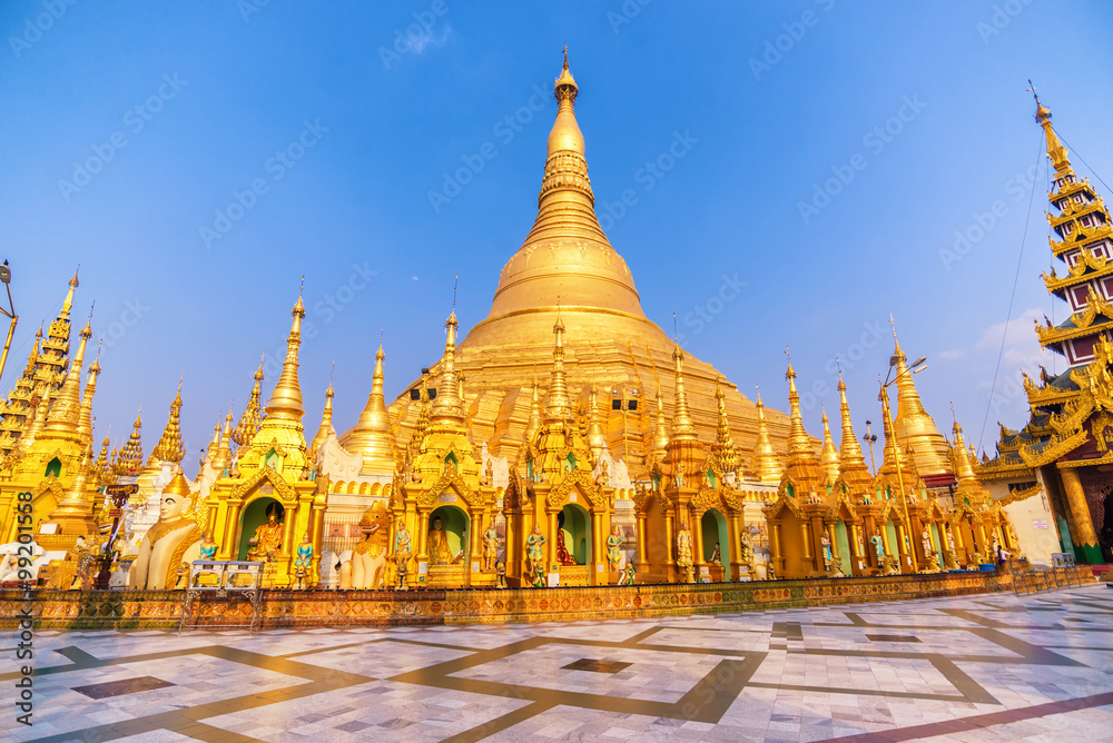 Fototapeta premium Shwedagon Paya pagoda Myanmer famous sacred place and tourist at