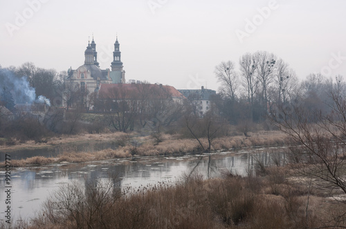 Jesienny krajobraz z rzeka i klasztorem