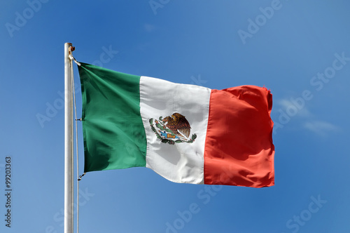 Foto mexican flag against blue sky