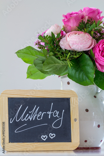 Ein schöner Blumenstrauß und eine Schiefertafel mit der Aufschrift Muttertag