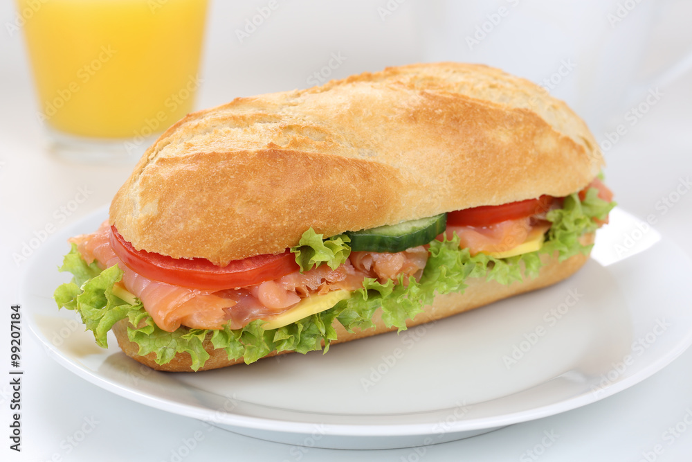 Sandwich Baguette belegt mit Lachs Fisch zum Frühstück mit Ora Sandwich Baguette belegt mit Lachs Fisch zum Frühstück mit Ora