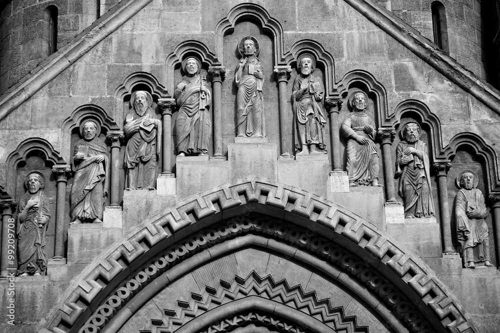 Obraz premium Sculptures over the entrance to the Chapel of Vajdahunyad Castle in Budapest, Hungary.
