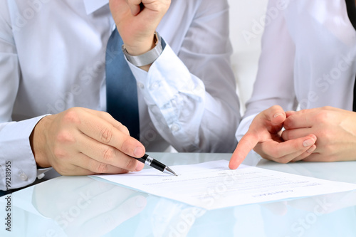 Obraz na plátne Two business partners signing a document