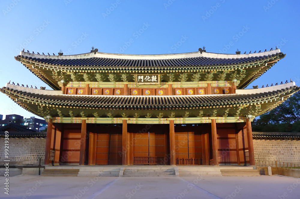 Naklejka premium Beautiful and Old Architecture in Changdeokgung Palace in Seoul