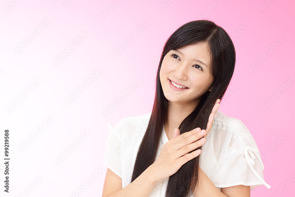 ヘアケアをする女性