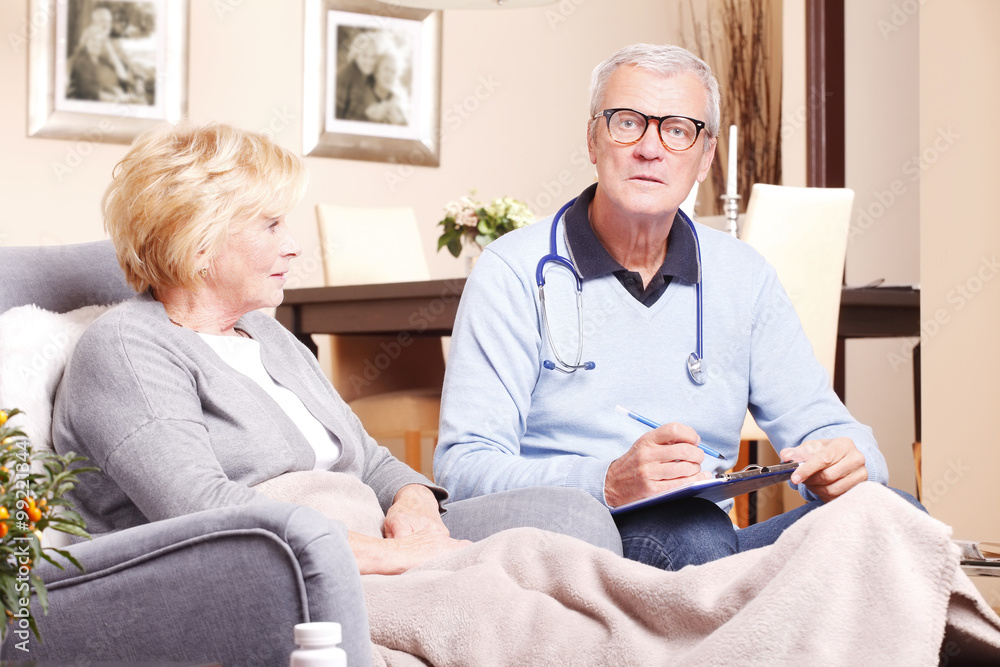 Obraz premium Senior doctor and patient