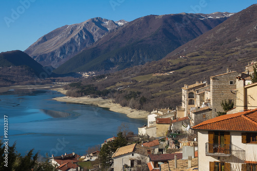 Veduta panoramica del lago di Barrea in Abruzzo