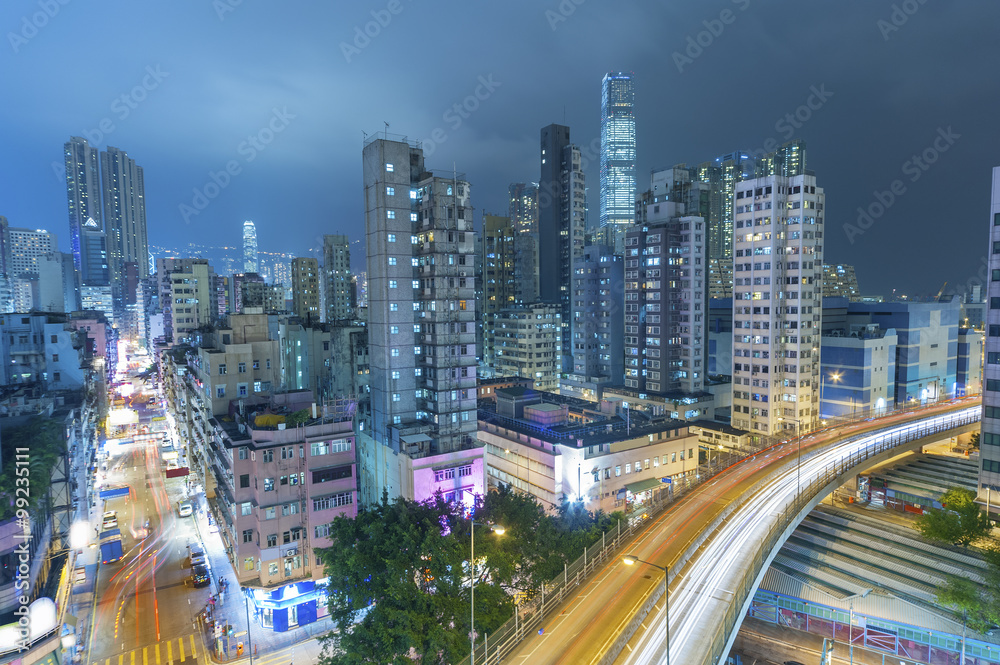 Obraz premium Ruchliwy ruch w mieście Hongkong w nocy