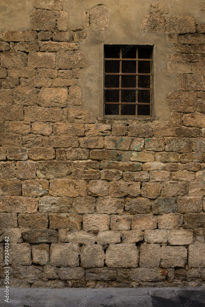 Fototapeta premium Muro con pietre e inferriata, muratura restauro, sfondo