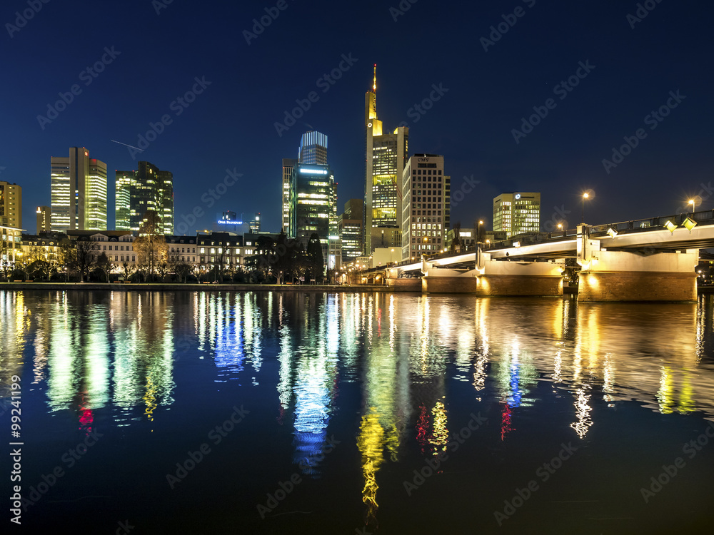 Blick vom Schaumainkai auf die  Untermainbrücke und die Skyline von Frankfurt mit Hessischer Landesbank, Commerzbank, Taunusturm, Taunustor, EZB, Frankfurt am Main, Hessen, Deutschland