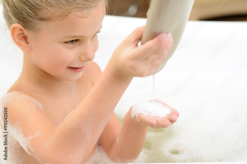 Naklejka premium Pretty little girl taking bath