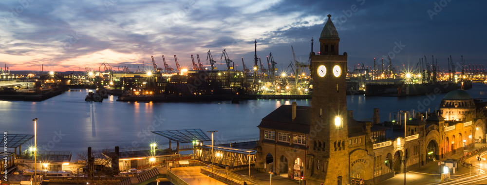 Landungsbrücken und Hafen von Hamburg, Deutschland, bei Nacht