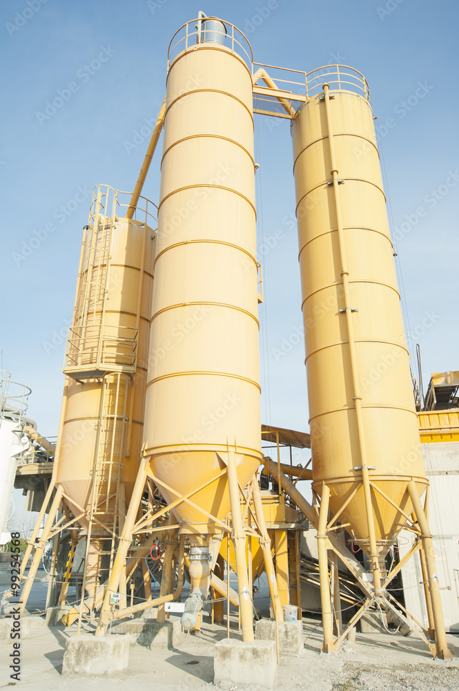 Concrete mixing silo, site construction facilities. Concrete mixing silo, site construction facilities.