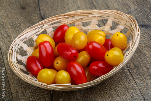 Yellow and red cherry tomatoes
