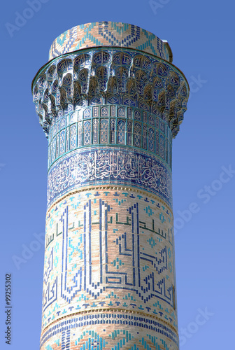Передний минарет. Соборная мечеть Биби-Ханум