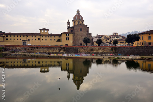 chiesa di Firenze riflessa sul fiume Arno