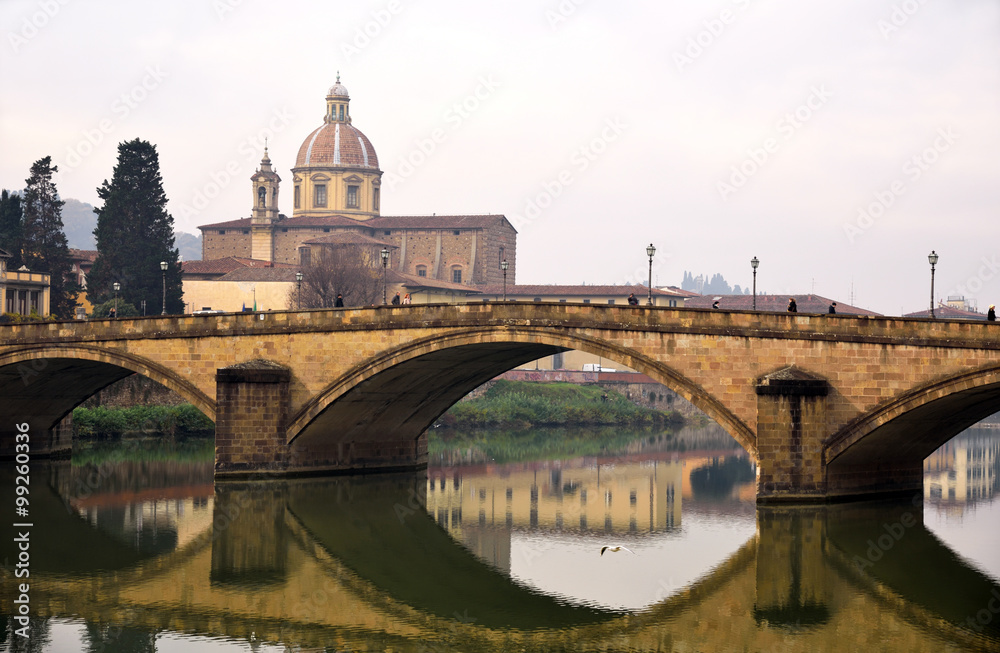 Firenze sul fiume Arno, con ponte e chiesa