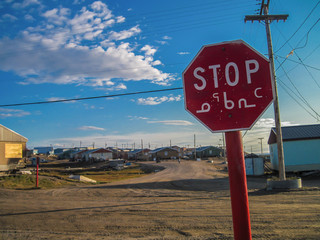 Papier peint photo Arctique Panneau stop dans village arctique canadien  © flyingwalrus