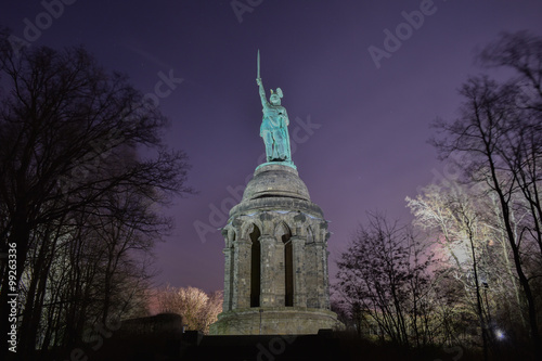 Hermannsdenkmal in Detmold bei Nacht