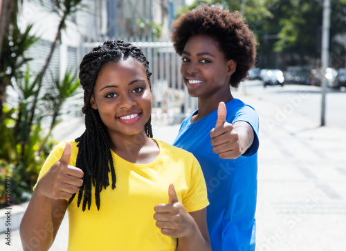 Zwei junge afrikanische Frauen in der Stadt photo