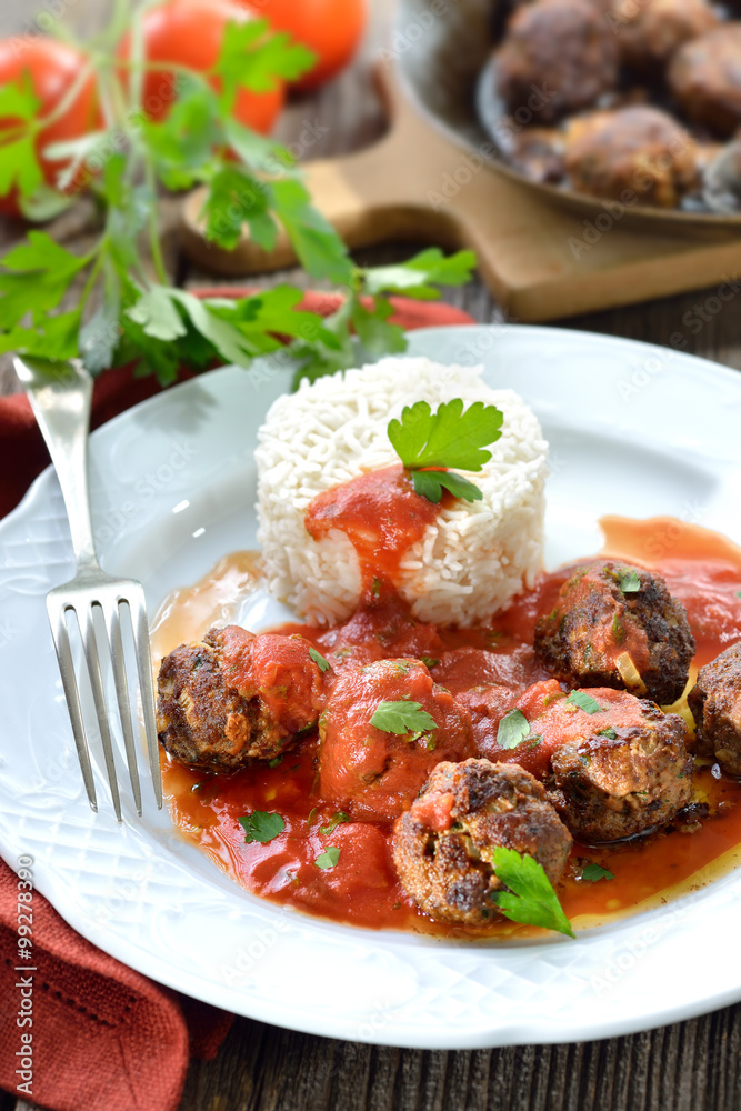 Knusprig gebratene Hackfleischbällchen mit Tomatensauce und Basmatireis