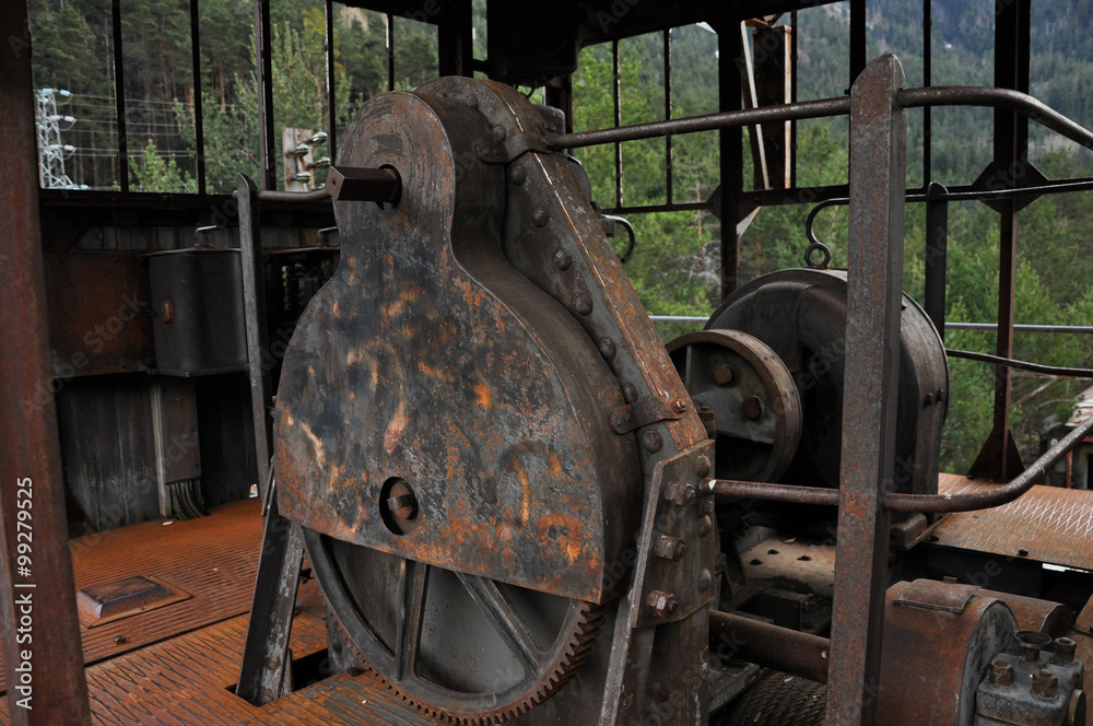 Maquinaria de una grúa en una estación de ferrocarril abandonada