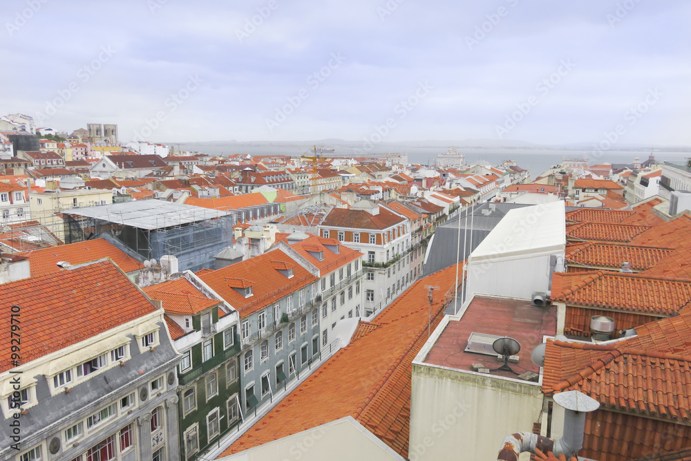 Lisbonne - Vue sur les toits et la mer