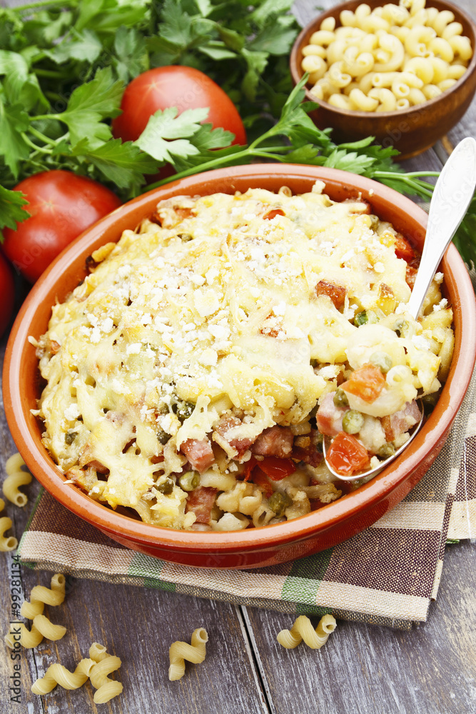 Baked pasta with bacon and green peas Baked pasta with bacon and green peas