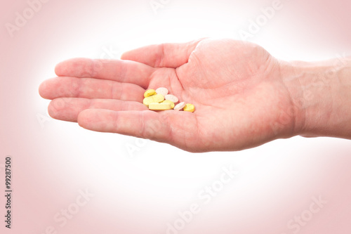 Pillen auf der Hand , Sucht zu Arzneimitteln
