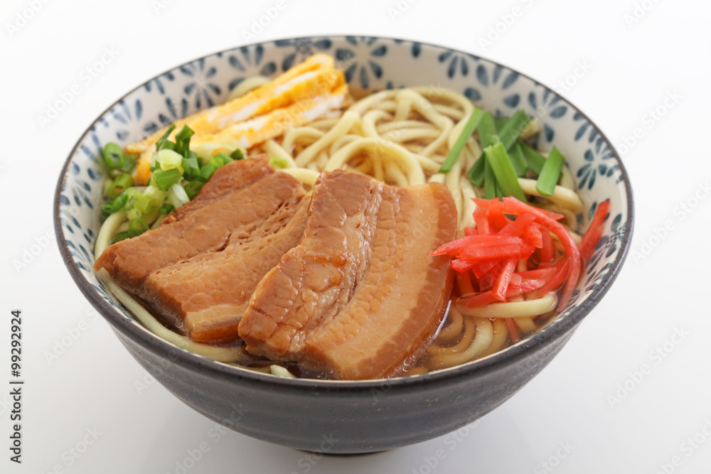 沖縄伝統料理の三枚肉そば