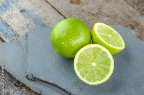 Cuadro en lienzo Tahitian limes on a stone background.