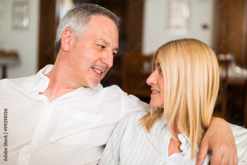 Obraz premium Happy mature couple talking in their home