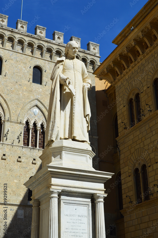 large statue to Siena