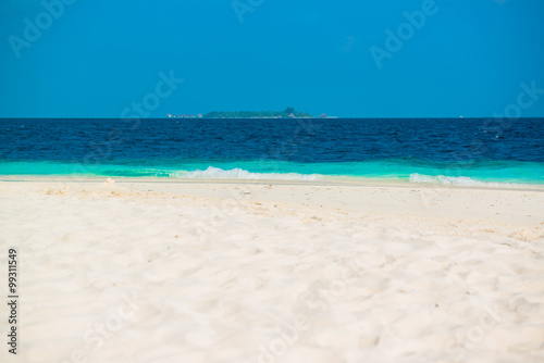 Φωτογραφία Sand beach and ocean wave, South Male Atoll. Maldives