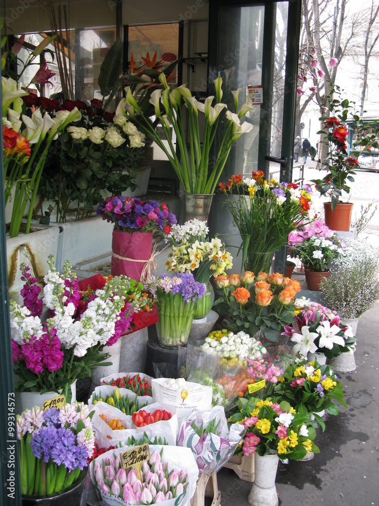 Цветы на улице Милана. Италия