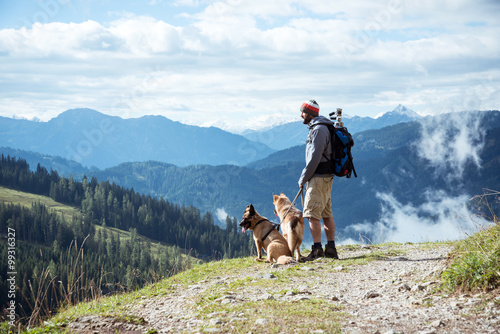 Wanderer mit seinen zwei Hunden im Salzburger Land/Österreich
