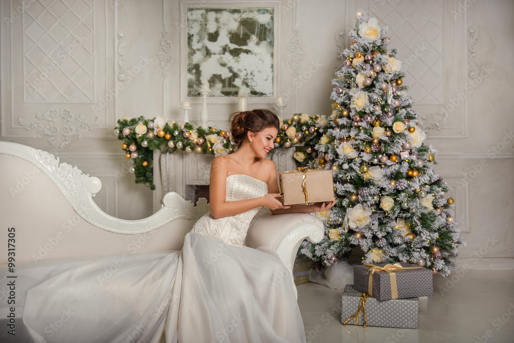 Naklejka premium Happy girl holding Christmas gift in hands