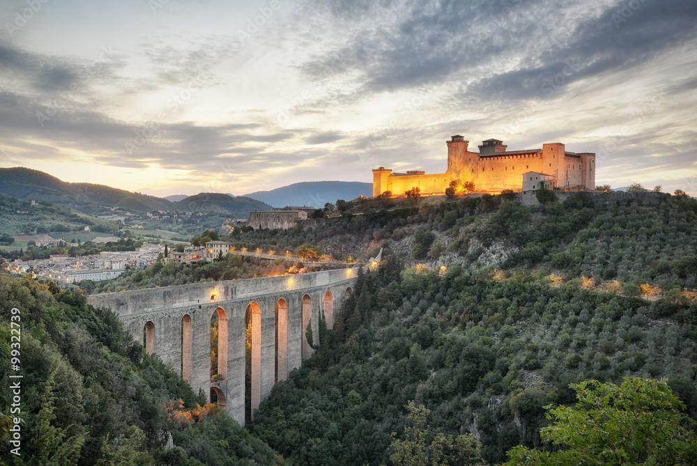 Spoleto, Umbria. La Rocca Albornoziana e il Ponte delle Torri al tramonto