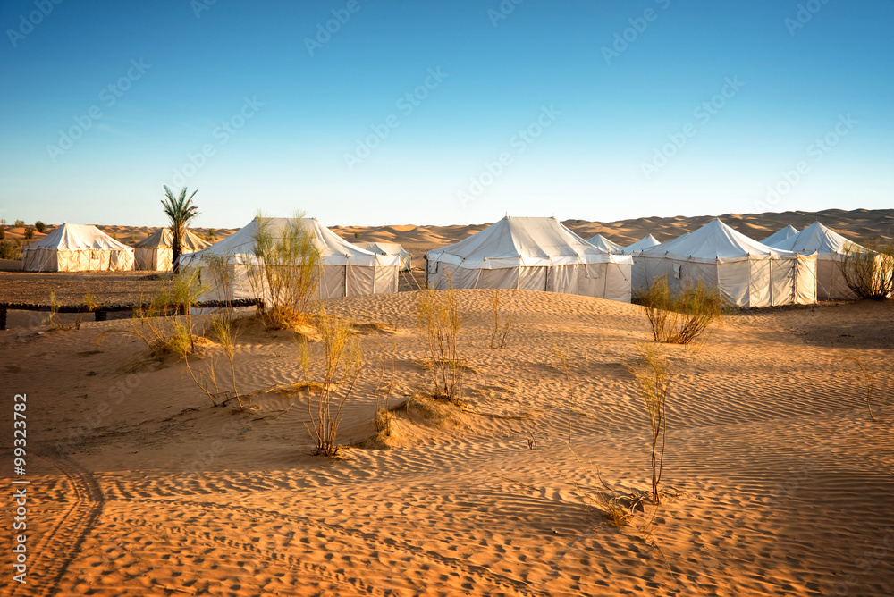 Obraz premium Camp of tents in a beautiful landscape of sand dunes in the desert of Sahara, South Tunisia