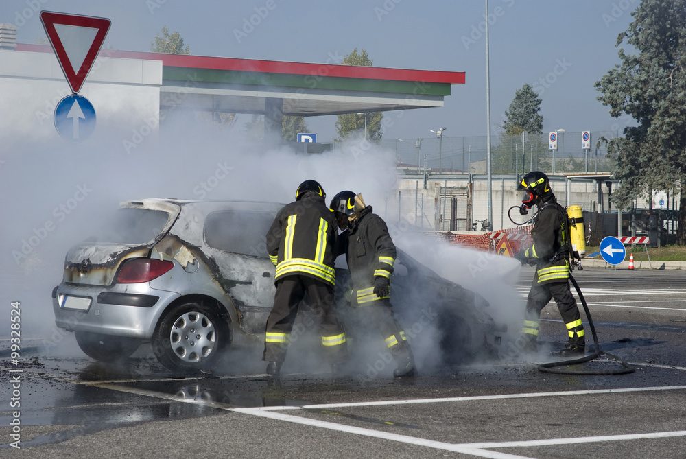 Naklejka premium The fireman’s are extinguish a exploded burning car