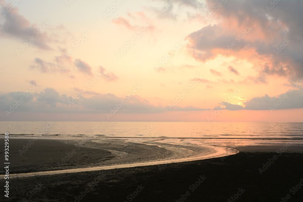 Fototapeta premium Beautiful sunset above the sea