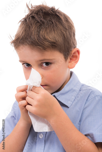 Kleiner Junge putzt sich die Nase