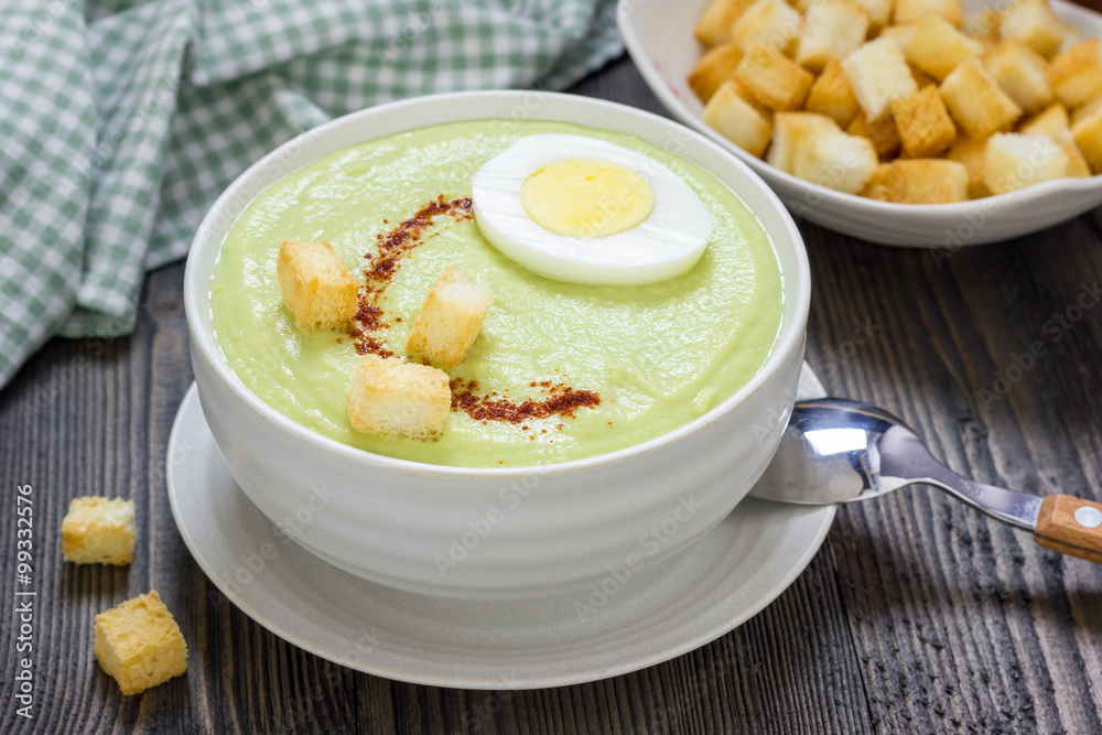 Cream soup with avocado, garnished with egg and croutons. Healthy eating. Cream soup with avocado, garnished with egg and croutons. Healthy eating.