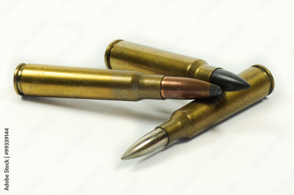 Balas de diferente calibre sobre un fondo blanco