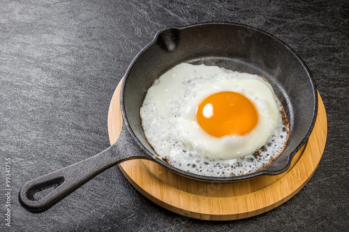目玉焼きと鉄鍋　Fried eggegg and iron fry pan