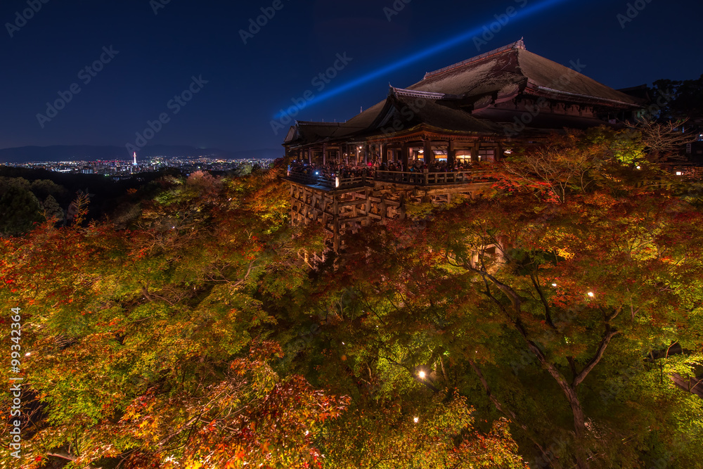 Fototapeta premium ight up laser show at kiyomizu dera temple