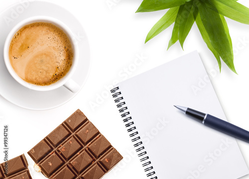 Schreibtisch mit Kaffee und Schokolade